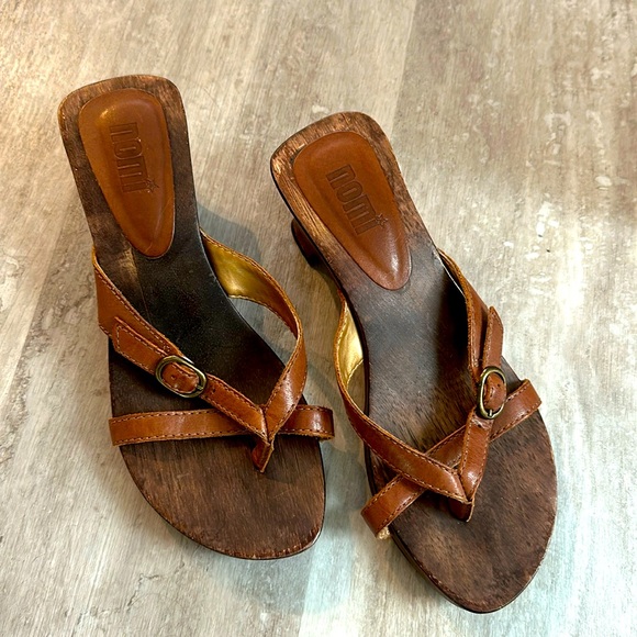 Size 9 2 1/2 in heels - Picture 1 of 6